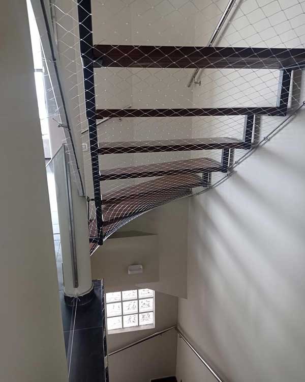 Mallas para Escaleras y Pasillos — instalación de malla de seguridad en departamentos Santiago Chile