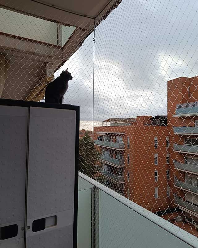 Familia segura en departamento con malla de seguridad instalada en Santiago Chile